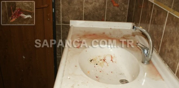 Sapanca Belediye Düğün Salonunun Kapısını Kırıp İçeride Tavuk Parçaladılar