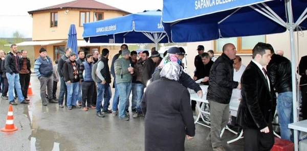 Sapanca'da Hayırsever Bir İş Kadını 500 Kişiye Yemek Dağıttı