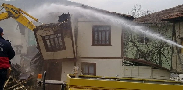 Sapanca'da Orta Hasarlı Binalar Yıkılıyor