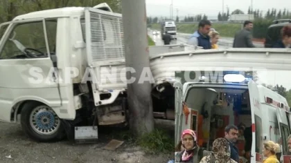 Kamyonet Beton Direğe Çarptı 1 Kişi Yaralandı