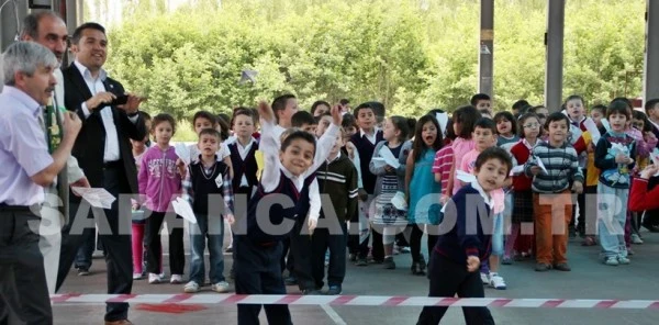 Sapanca İöo 1.sınıf Öğrencileri Kağıt Uçaklarını Yarıştırdı