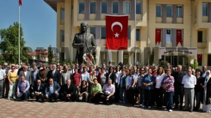 İstanbul İl Genel Meclisi CHP Grubu Sapanca'da Atatürk Büstüne Çelenk Koydu