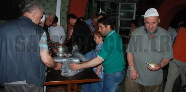Sapanca Belediyesi Kandil Gecesi Camilerde Helva Dağıttı