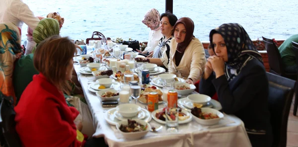AK Parti Artvin İl Kadın Kolları Sapanca'da İftar Yemeğine Katıldı