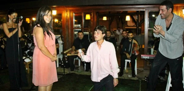 Hakan Altuğ Tanıklığında Sahnede Evlilik Teklifi