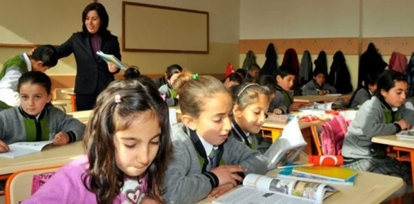 MEB Değişiklik Yaparak Okul Kıyafetlerinin Belirlenebileceğini Kararlaştırdı