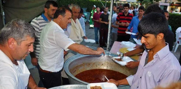 Sapanca Belediye Başkanı İbrahim Uslu İftar Çadırında Vatandaşlarla İftar Açtı