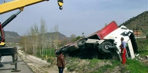 Tır Şarampole Uçtu: 1 Yaralı