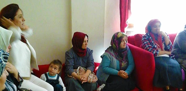 AK Parti Sapanca Kadın Kolları Yönetimi Mahalle Gezilerine Devam Ediyor