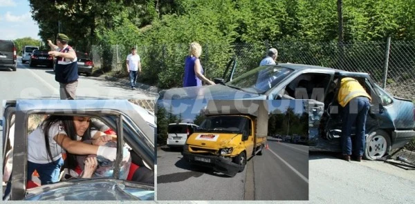 Sapanca'da Trafik Kazası: 2 Yaralı