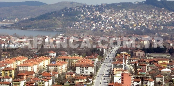 Kaçılacak kadar Uzak, Gidilecek kadar Yakın