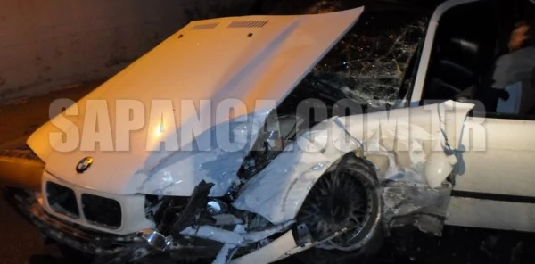 Sapanca'da Otomobil Altgeçit Duvarına Çarptı: 3 Yaralı