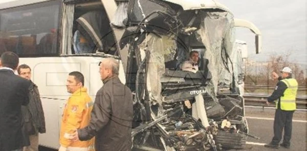 İşçi Servisi Kamyona Arkadan Çarptı: 3 Yaralı