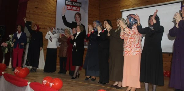 Kadınlar MHP'nin Projelerini Ayakta Alkışladı