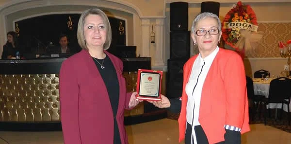 Oya Arapoğlu'na ''En Başarılı Siyasetçi'' Ödülü