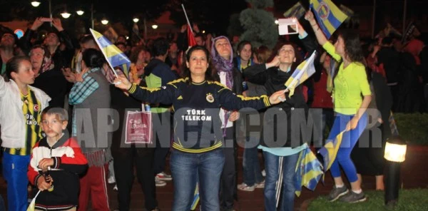 Fenerbahçe Şampiyon Oldu Sapanca'da Yer Yerinden Oynadı