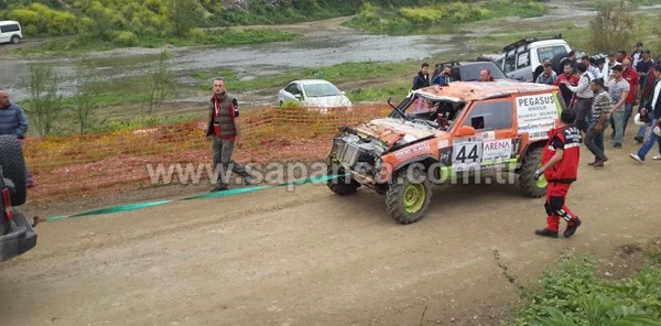 Hüseyin Memi Trafik Kazası Geçirdi