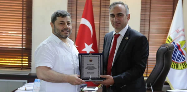 Başkan Yılmazer'den Hasan Memi'ye Plaket