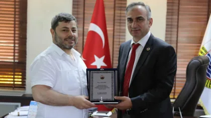 Başkan Yılmazer'den Hasan Memi'ye Plaket