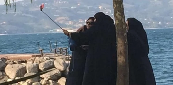 Arapların Sapanca'da Selfie Yaparken Kullandığı O Alet Merak Konusu Oldu