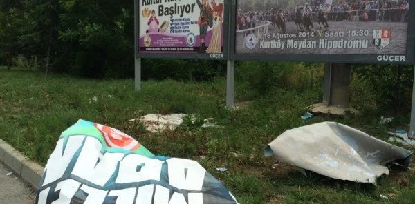 Erdoğan'ın Afişleri Yerlerde