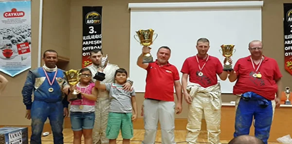 Hüseyin Memi ve Hüsnü Taylan Ardeşen'den Kupalarla Dönüyor