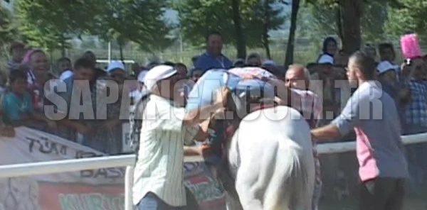 Sanatçı İsmail Türüt Gösteri Yarışı Sırasında Attan Düşme Tehlikesi Geçirdi