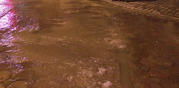 Gece Yarısı Su Borusu Patladı