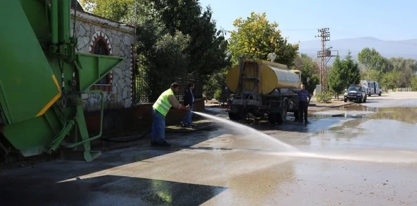 Sapanca Belediyesi Bayram Temizliği Yapıyor