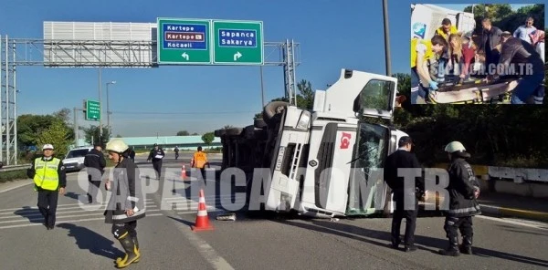 Sapanca'da Talaş Yüklü Tır Devrildi: 2 Yaralı