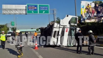 Sapanca'da Talaş Yüklü Tır Devrildi: 2 Yaralı