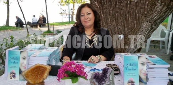 Bioenerji Terapisti Belgin Dal 'Şifalı Taşlar' Adlı Kitabını İmzaladı