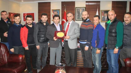 Ödülü Başkan Yılmazer'e Takdim Ettiler
