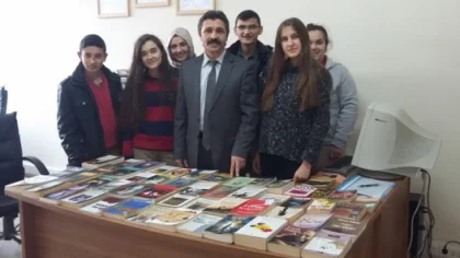 Odasında Sergilediği Kitaplarla Öğrencilerine Kitap Okuma Fırsatı Sunuyor