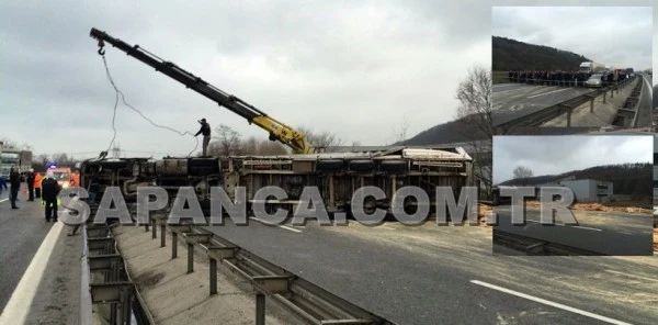 Tem Otoyolu Sapanca Gölbaşı Mevkiinde Devrilen Tır Yolu Kapadı