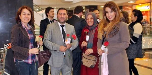 Mert'ten Kadınlara 10 Bin Karanfil