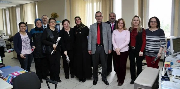 Sapanca Belediye Başkanı Aydın Yılmazer Çiçek Dağıttı