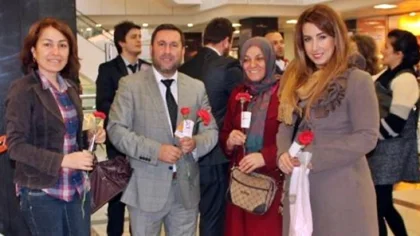 Mert'ten Kadınlara 10 Bin Karanfil