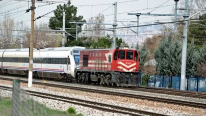 Sapanca'da Yolda Kalan Yht'yi Kara Tren Çekti