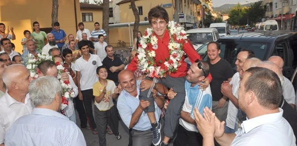Milli Güreşçilerimizden Olan Yunus Emre Başar Azerbaycan Yolcusu