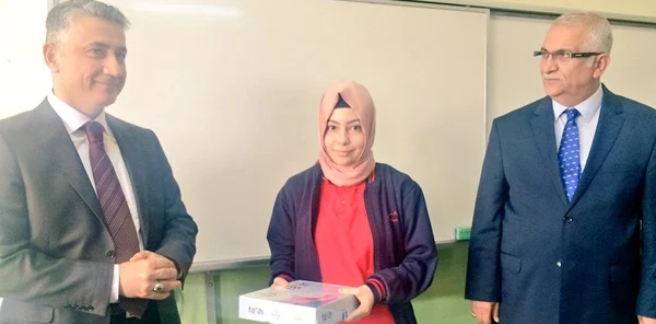 Sapanca'da Tablet Bilgisayarların Dağıtımı Sürüyor