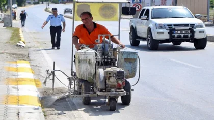 Belediye Ekipleri Kaldırım Bordürlerini Boyuyor