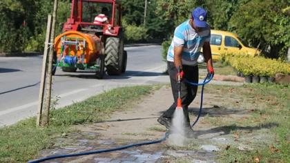 İpekyolu Caddesi'nde Kaldırım ve Çevre Temizliği