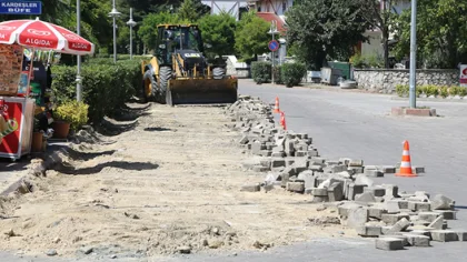 Özkum Caddesi'nin Parkeleri Düzenleniyor
