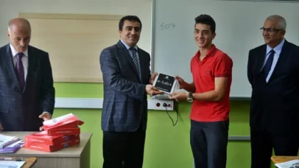 Sapanca Kaymakamı Süleyman Yıldırım Anadolu Lisesi Öğrencilerine Tablet Dağıttı