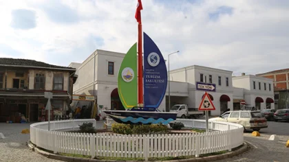 Fakülte Önüne Yeni Düzenleme