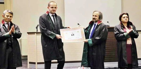 Cemal Kamışoğlu Avukatlık Cübbesini Giydi