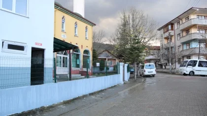Cami Duvarları Çitle Çevrelendi