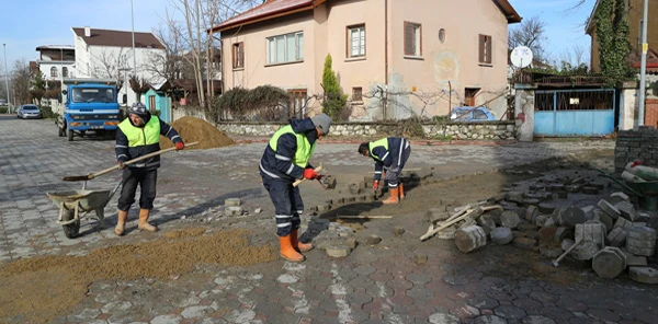 Özkum Caddesi Parkeleri Düzenleniyor