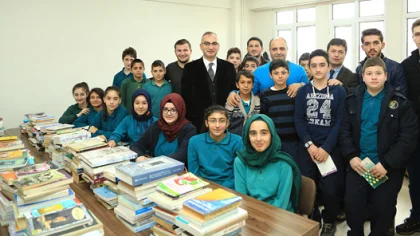 Yılmazer'den Kitap Okuma Kampanyasına Destek